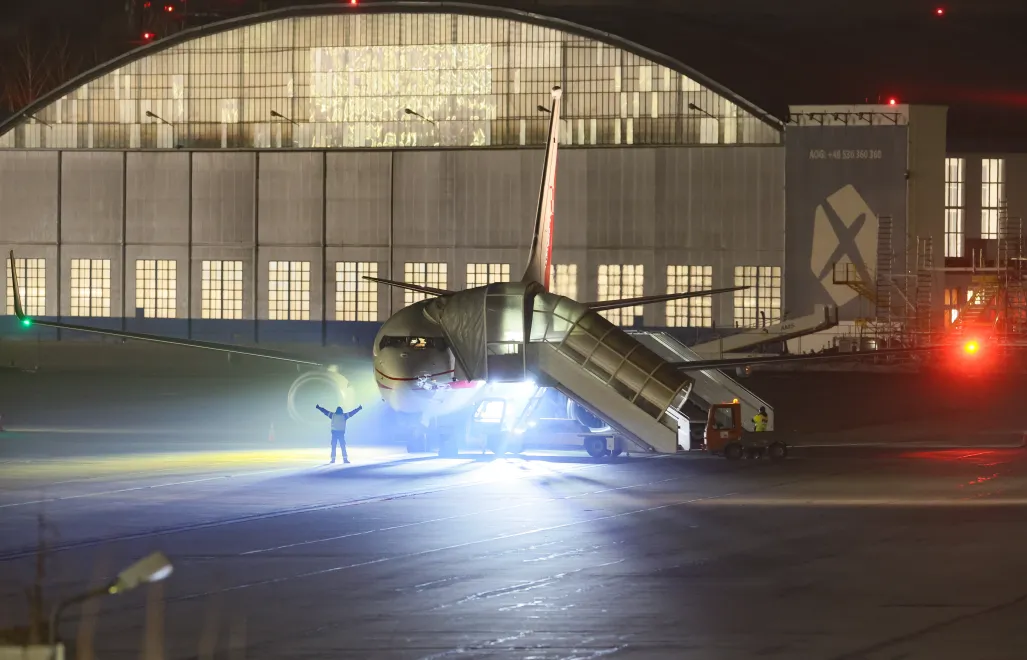  Jeden z samolotów Sił Powietrznych RP z Polakami ewakuowanymi z Bliskiego Wschodu po wylądowaniu na lotnisku Okęcie w Warszawie. Fot. PAP/	Leszek Szymański