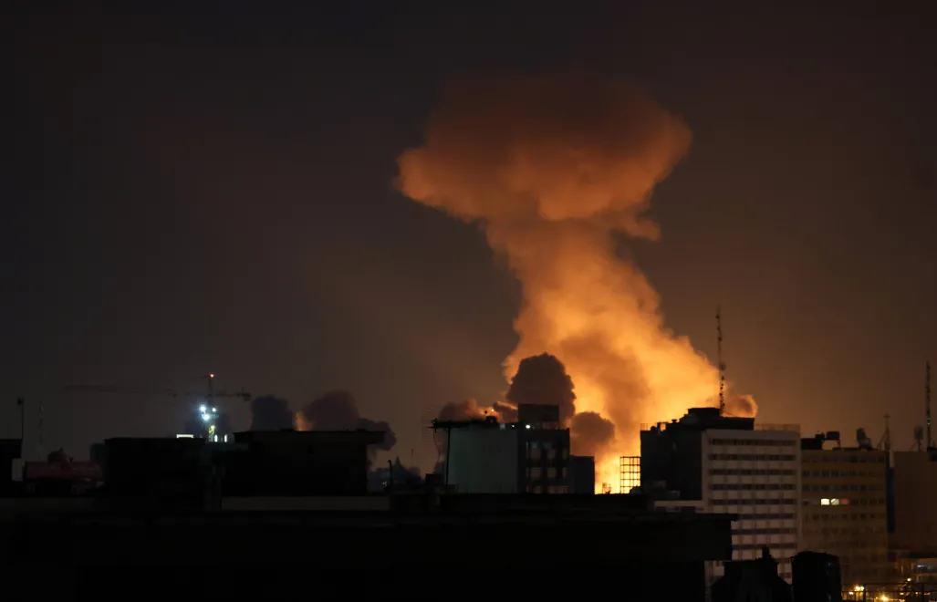 Dym nad Teheranem Fot. PAP/EPA/ABEDIN TAHERKENAREH