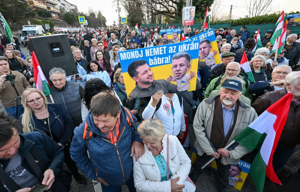 Угорці беруть участь у мітингу, організованому Національним рухом опору під гаслом "Демонстрація проти українського шантажу" біля посольства України в Будапешті, Угорщина, 6 березня 2026 року. Fot. PAP/EPA/Tibor Illyes
