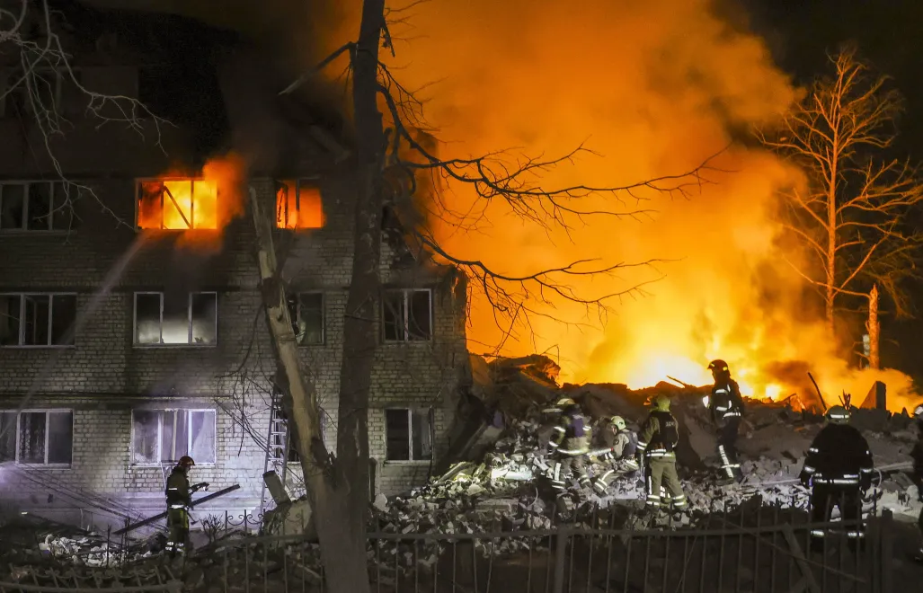  Українські рятувальники працюють на місці російського удару по житловому будинку в Харкові. Fot. PAP/EPA/SERGEY KOZLOV