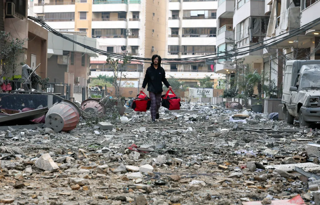 Władze w Bejrucie szacują, że co najmniej 800 tys. ludzi opuściło domy w poszukiwaniu bezpiecznego schronienia. Fot. PAP/EPA/WAEL HAMZEH
