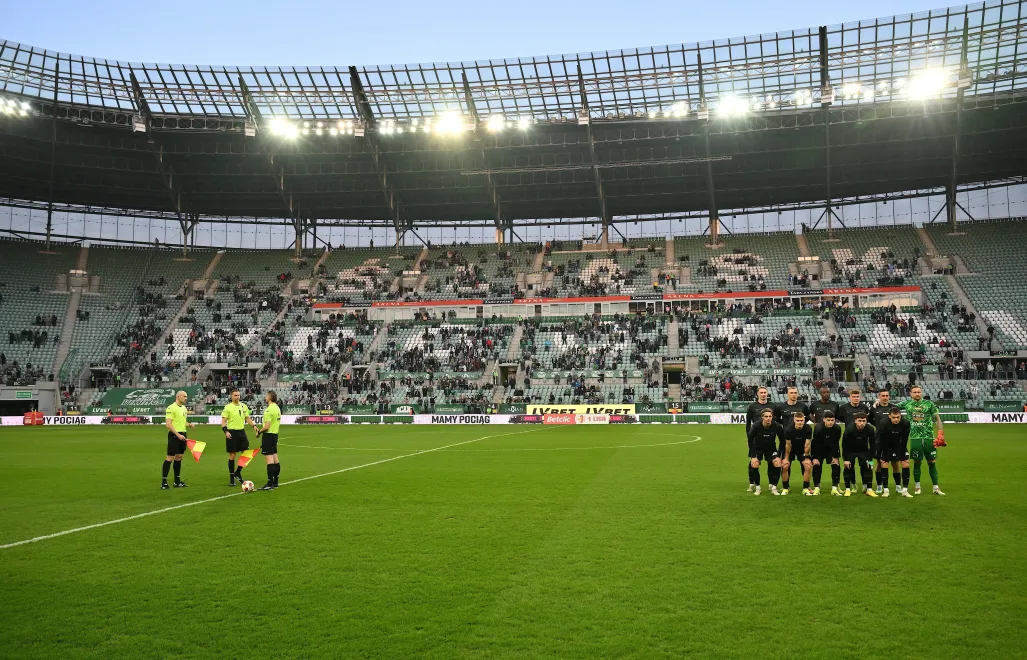 Wrocław, 07.03.2026. Piłkarze Śląska na murawie stadionu Tarczyński Arena we Wrocławiu, gdzie miał się odbyć mecz 1. ligi z Wisłą Kraków, fot. PAP/Maciej Kulczyński