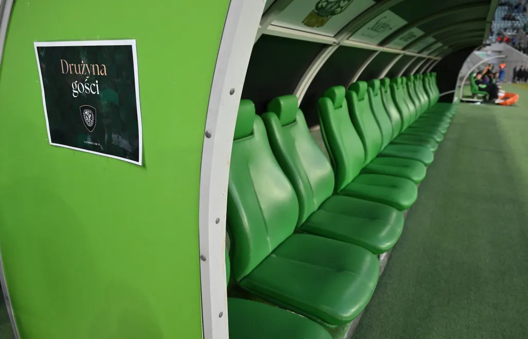 Pusta ławka gości na stadionie Tarczyński Arena we Wrocławiu Fot. PAP/Maciej Kulczyński