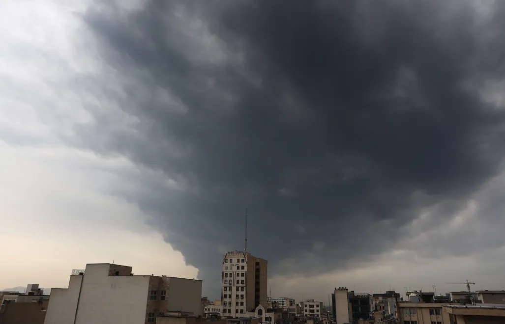 Dym nad Tehereanem Fot. PAP/EPA/ABEDIN TAHERKENAREH