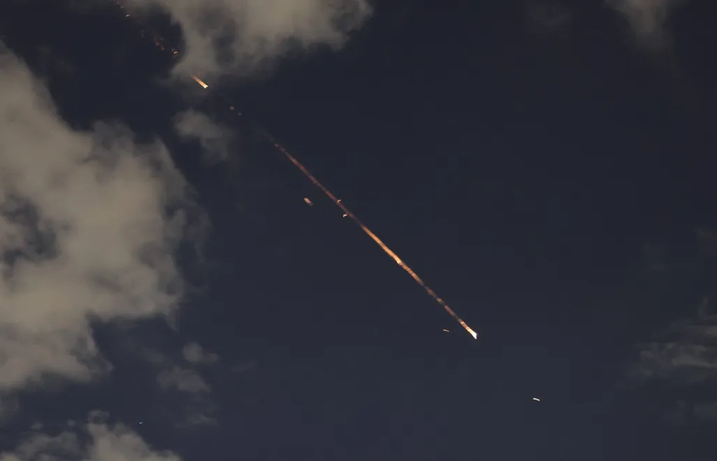 Izraelska obrona powietrzna przechwyciła irański pocisk balistyczny. Fot. PAP/EPA/ABIR SULTAN