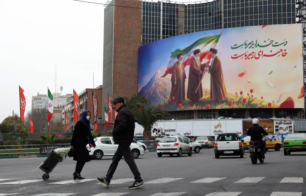 Bilboard z najwyższymi przywódcami Iranu w Teheranie, fot. PAP/EPA/ABEDIN TAHERKENAREH