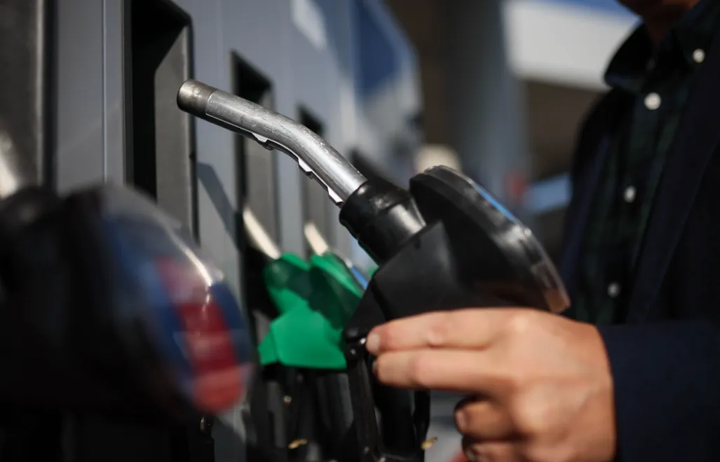 Dystrybutor na stacji benzynowej, fot. PAP/Leszek Szymański