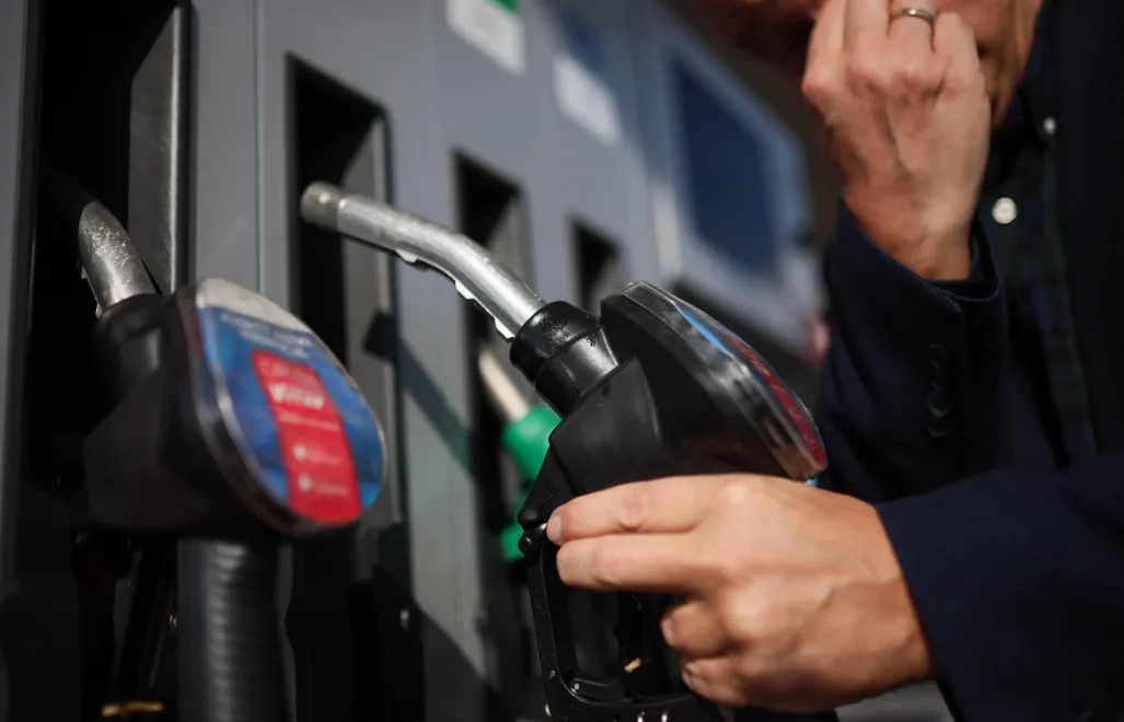 Dystrybutor z paliwem Fot. PAP/Leszek Szymański