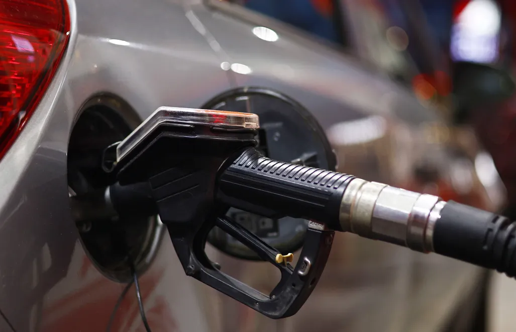 Tankowanie samochodu Fot. PAP/EPA/ANNA SZILAGYI