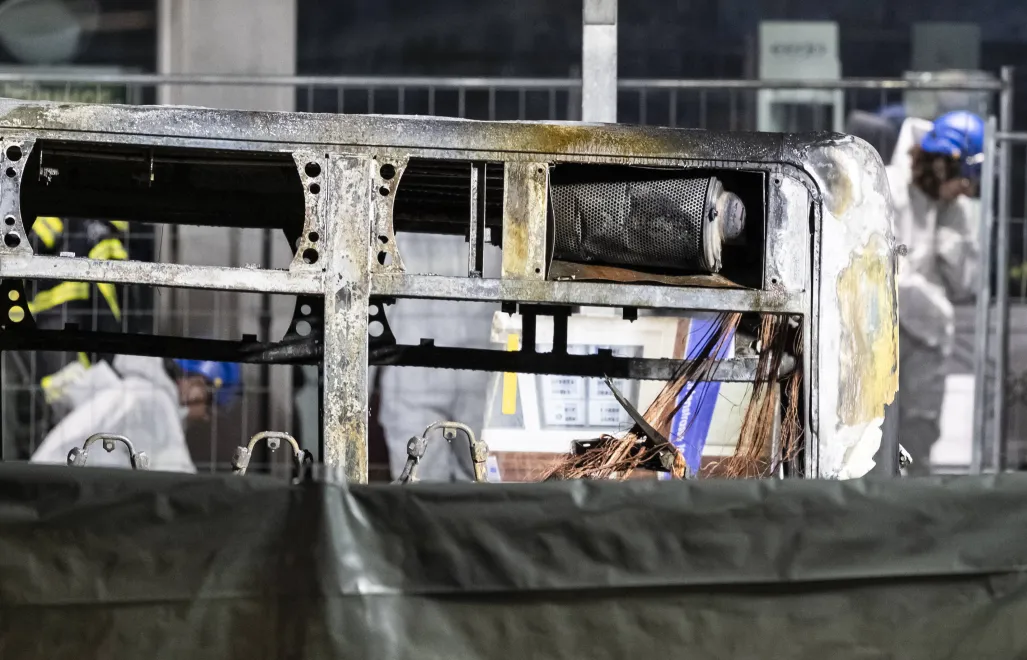 Spalona część autobusu, fot. PAP/EPA/ALESSANDRO DELLA VALLE