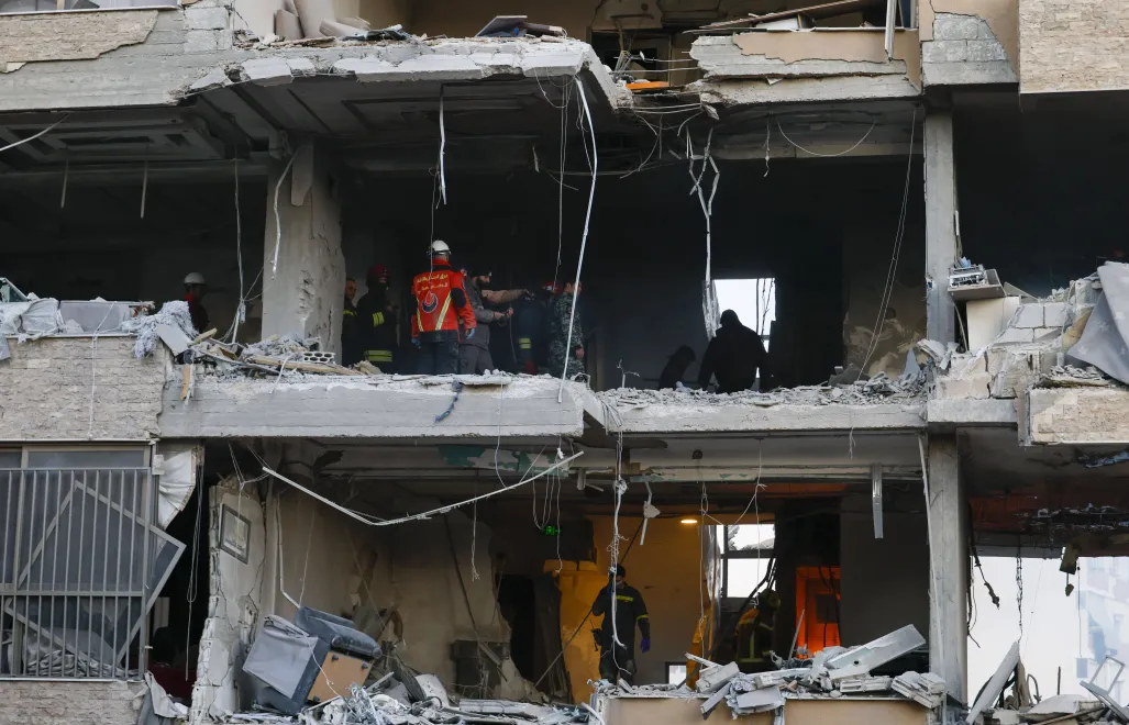 Pomoc medyczna w miejscu uderzenia w Libanie, fot. PAP/EPA/WAEL HAMZEH