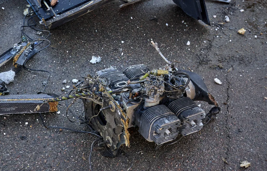 Двигун російського безпілотника на місці удару по цивільному підприємству в Харкові, фотоілюстрація. Fot. PAP/EPA/SERGEY KOZLOV 