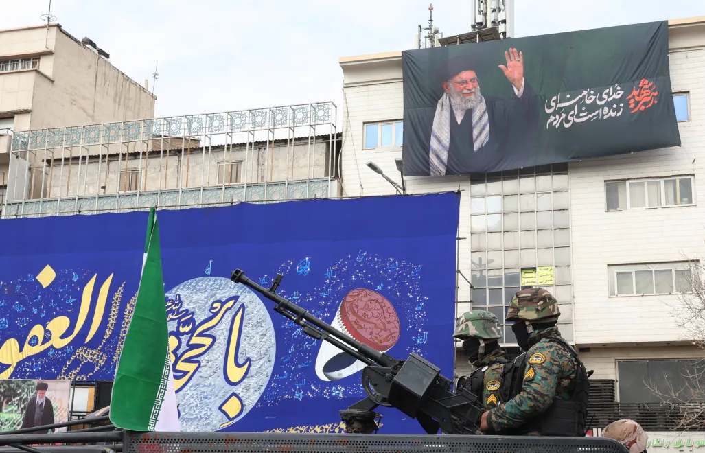 Irańskie siły bezpieczeństwa, fot. PAP/EPA/ABEDIN TAHERKENAREH