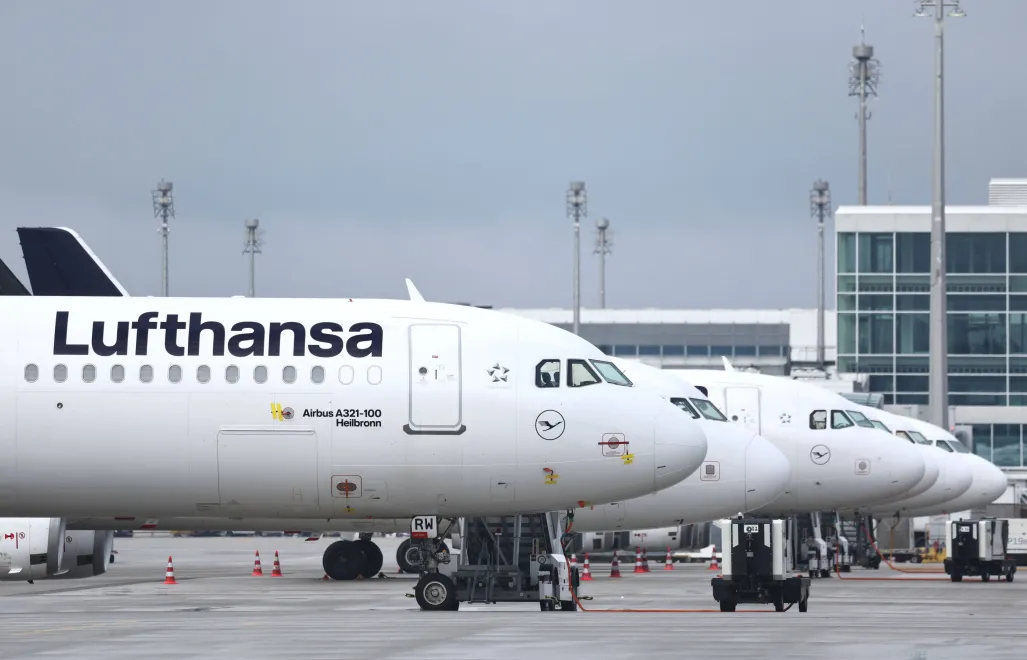 Samoloty Lufthansy na lotnisku w Monachium, fot. PAP/EPA/ANNA SZILAGYI