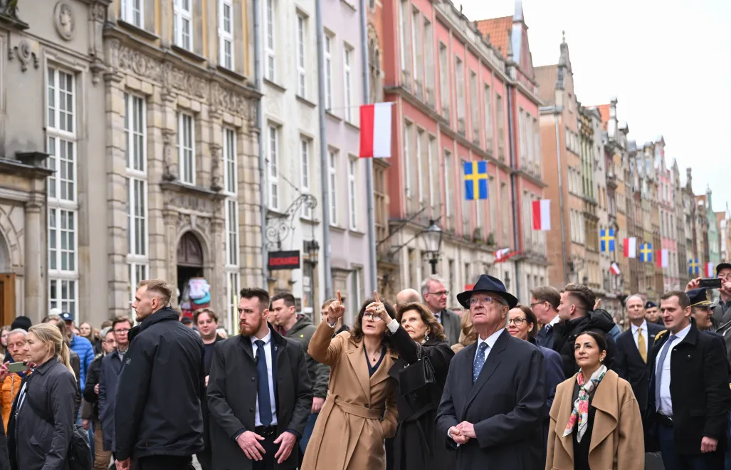 Król Szwecji Karol XVI Gustaw, jego małżonka królowa Sylwia oraz prezydent Gdańska Aleksandra Dulkiewicz podczas spaceru Drogą Królewską do Ratusza Głównego Miasta w Gdańsku, fot. PAP/Adam Warżawa