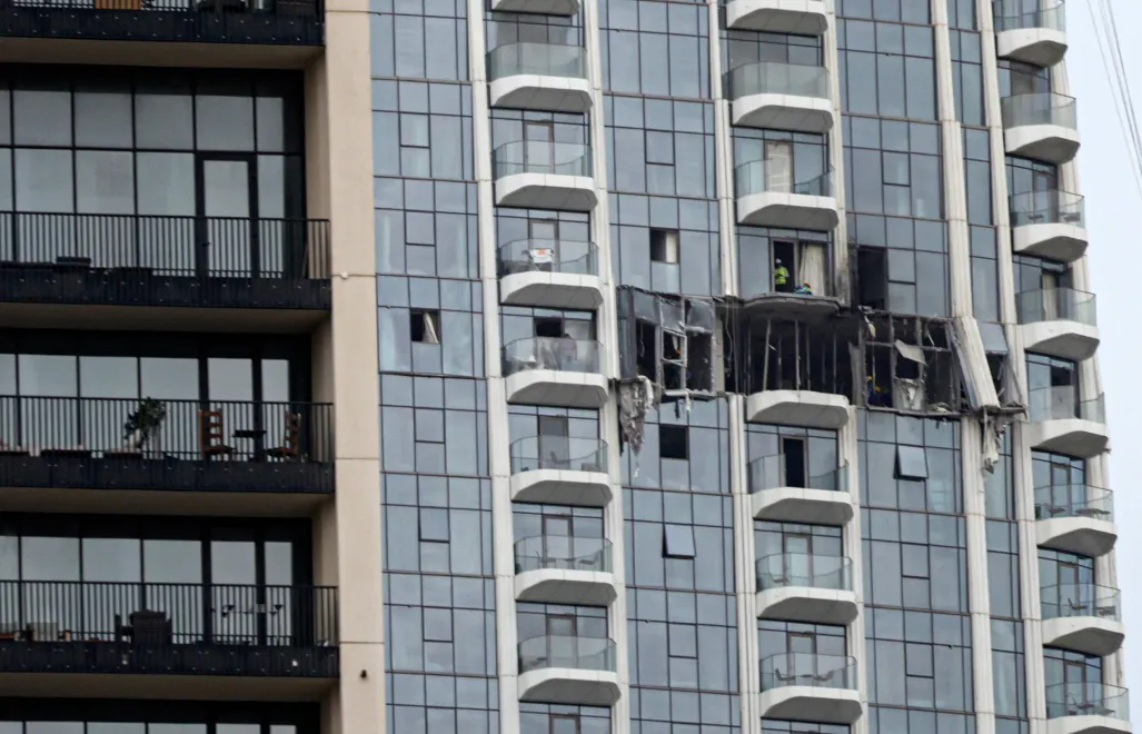 Пошкоджена будівля в Дубаї внаслідок атаки іранського дрона. Fot. PAP/EPA/Stringer