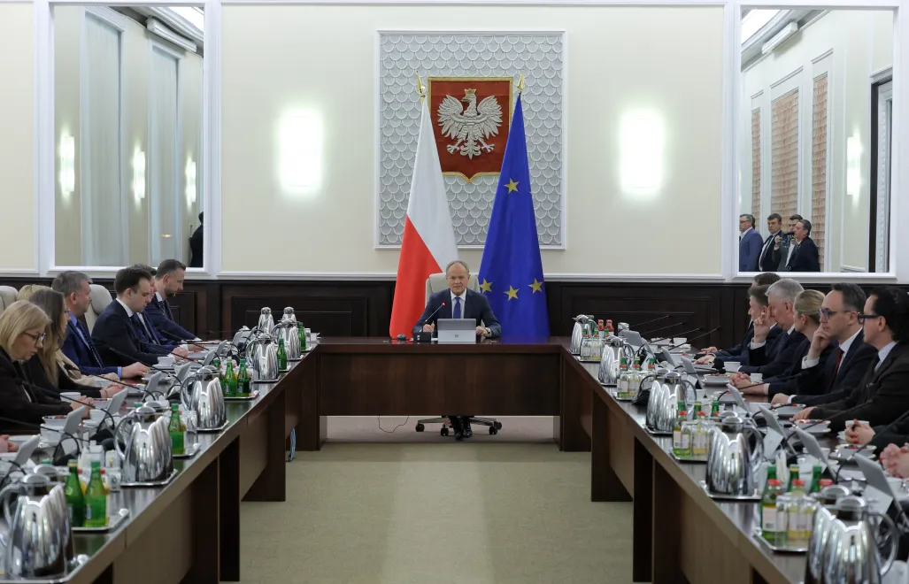 Premier Donald Tusk (C) na nadzwyczajnym posiedzeniu rządu w siedzibie KPRM w Warszawie. Fot. PAP/Paweł Supernak