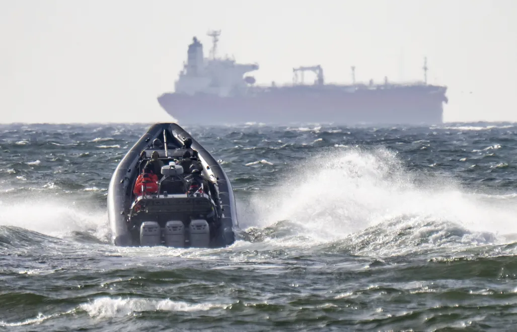 Шведская береговая охрана и полиция захватывают танкер российского теневого флота около Треллеборга . Fot. PAP/EPA/TT NEWS AGENCY/Johan Nilsson