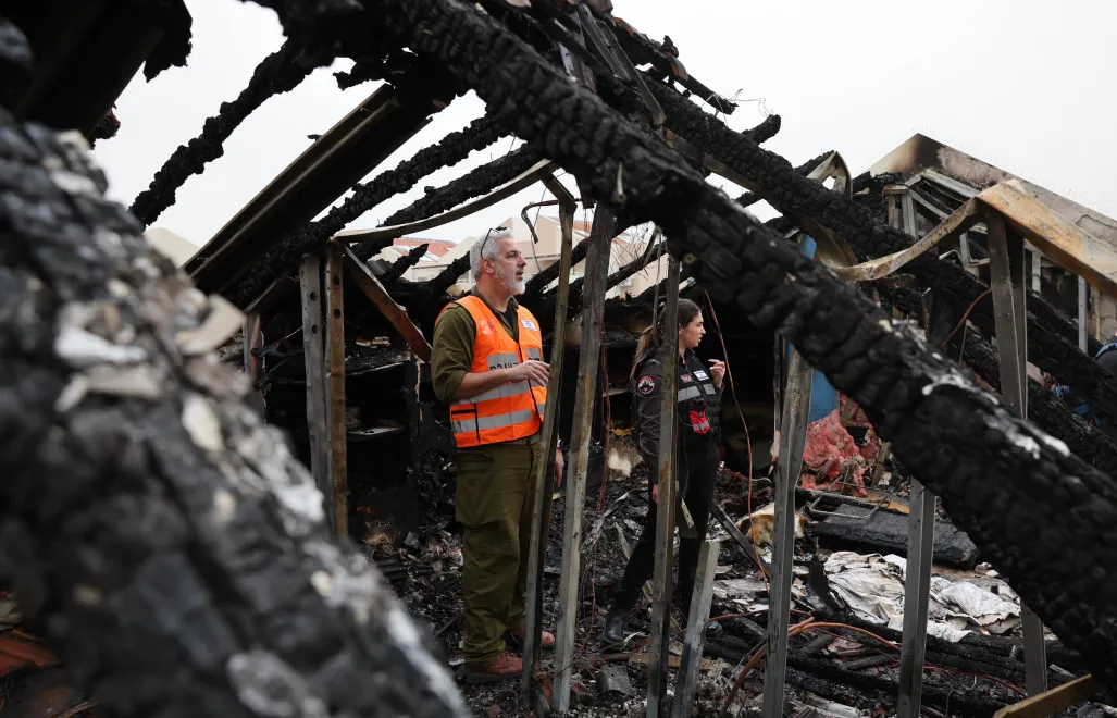 Zniszczenia po irańskim ataku rakietowym na Izrael. Fot. PAP/EPA/ABIR SULTAN
