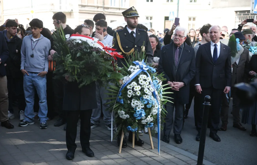 Złożenie kwiatów pod tablicą pamiątkową przy Placu Bohaterów Getta w Krakowie. Fot. PAP/	Łukasz Gągulski