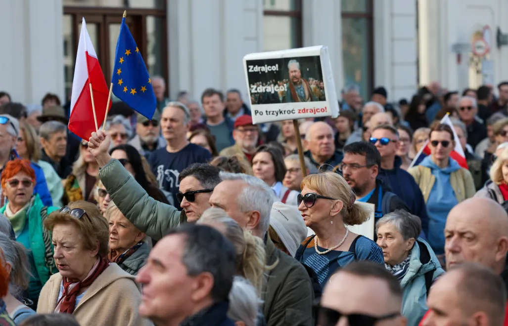 Демонстрація під гаслом "Ми хочемо бути SAFE!" перед Президентським палацом у Варшаві, фотоілюстрація. Fot. PAP/Paweł Supernak