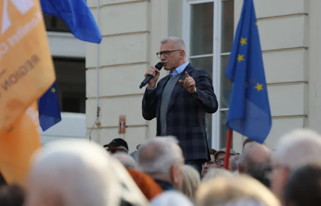 Senator KO Krzysztof Kwiatkowski przemawia na manifestacji pod hasłem „Chcemy być SAFE!” przed Pałacem Prezydenckim w Warszawie Fot. PAP/Paweł Supernak