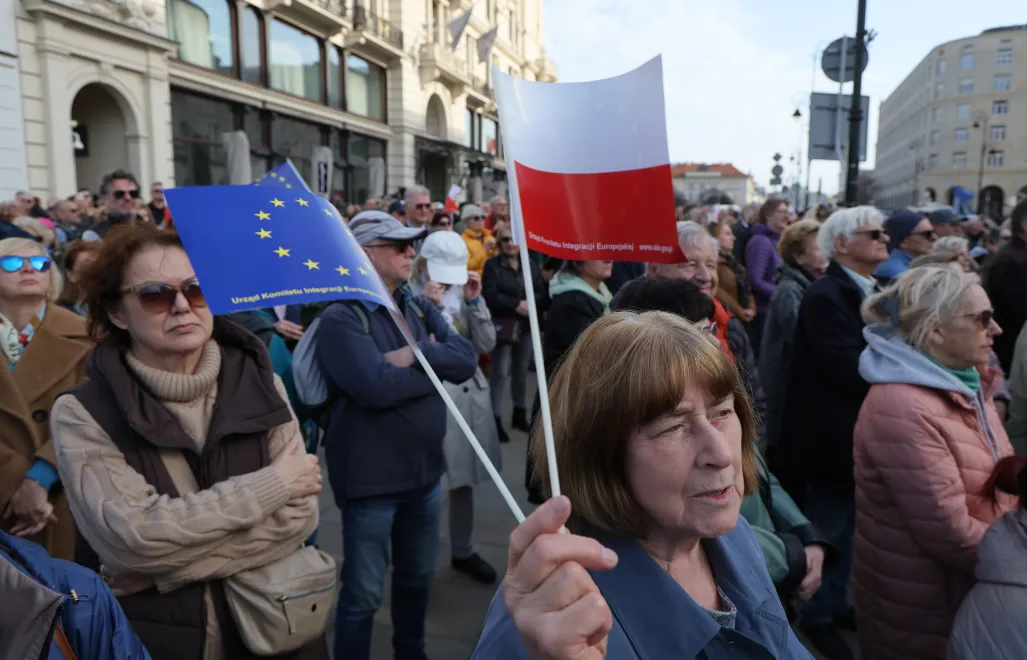 Протестующая против президентского вето по программе SAFE с польским и европейскими флагами. Fot. PAP/EPA/Paweł Supernak