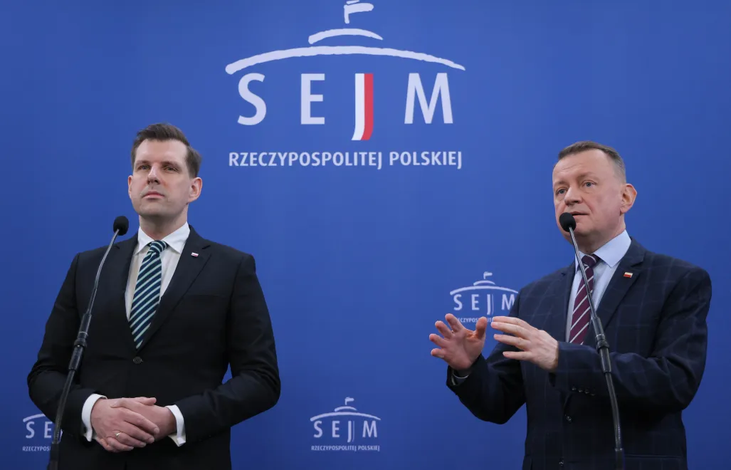 Przewodniczący KP PiS Mariusz Błaszczak (P) i europoseł PiS Tobiasz Bocheński (L) podczas konferencji prasowej w Sejmie. Fot. PAP/Paweł Supernak