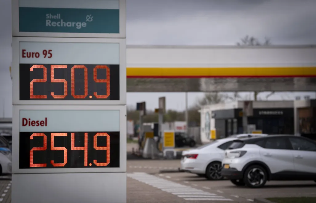 Ceny paliw na stacji w Holandii. Fot. EPA/JEROEN JUMELET