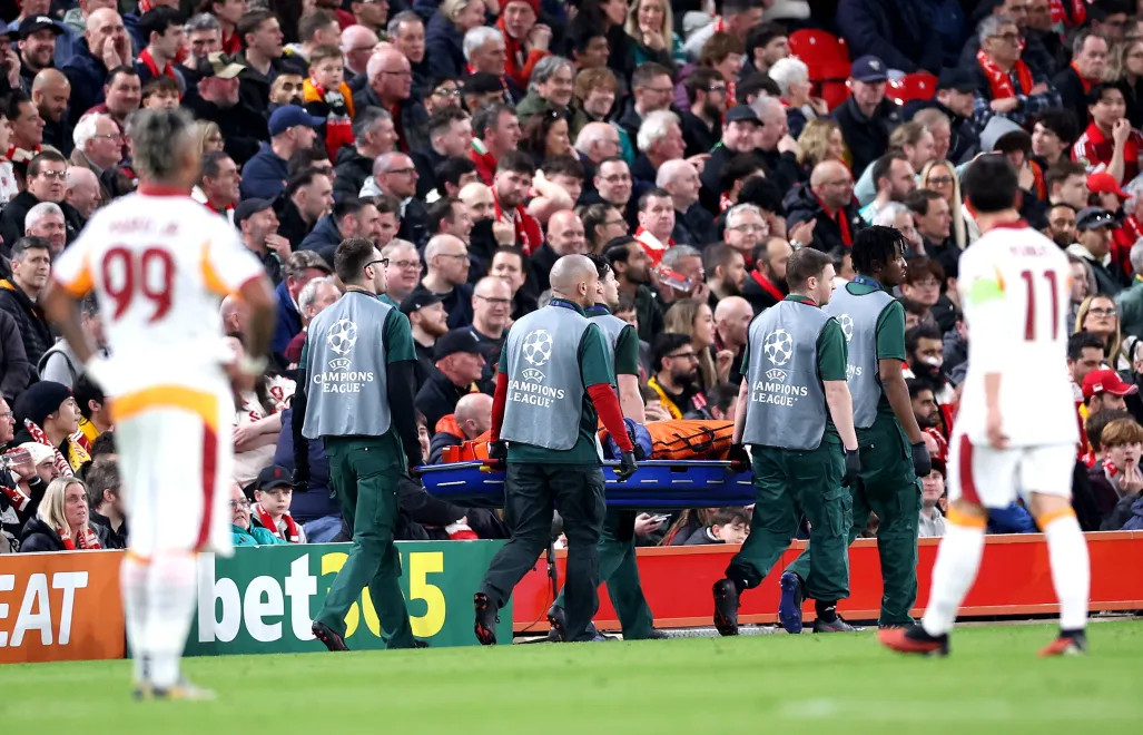 Noa Lang znoszony z boiska na noszach, fot. PAP/EPA/ADAM VAUGHAN