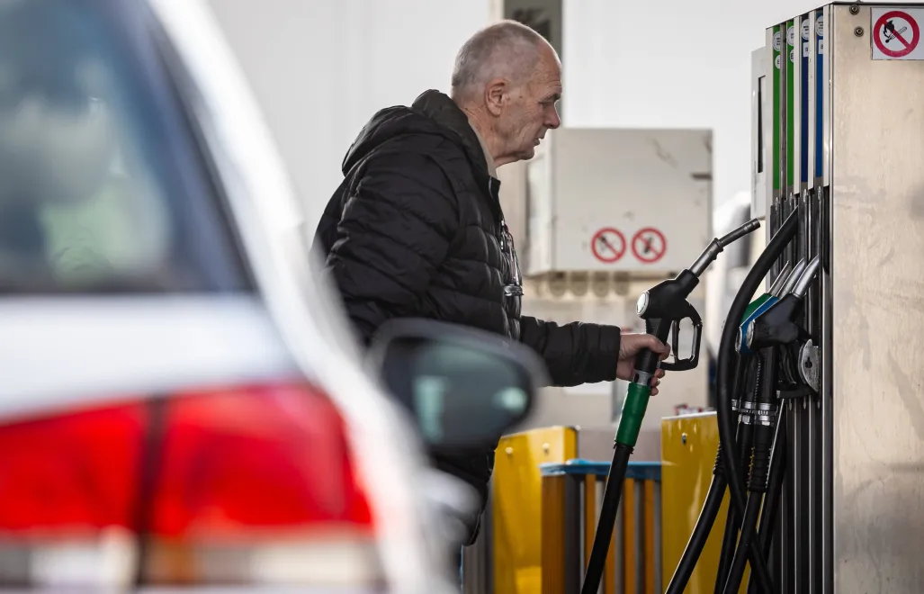 Stacja paliw w Czechach. Fot. PAP/EPA/MARTIN DIVISEK