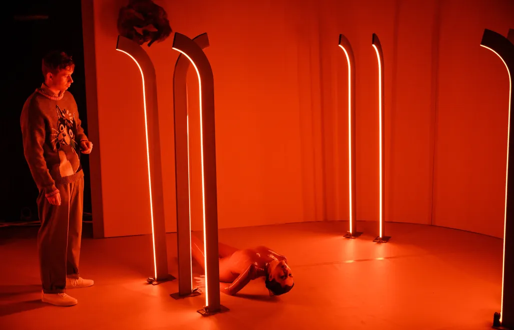 Twórcy wałbrzyskiego spektaklu czerpali inspirację z powieści „Palacz zwłok” (1967 r.) czeskiego pisarza Ladislava Fuksa. Fot. PAP/Maciej Kulczyński