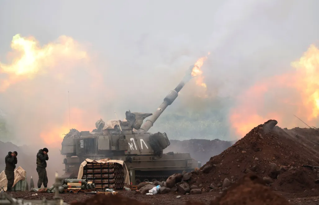 Izraelska artyleria ostrzeliwuje cele w Libanie wymierzone w infrastrukturę Hezbollahu Fot. PAP/EPA/ATEF SAFADI