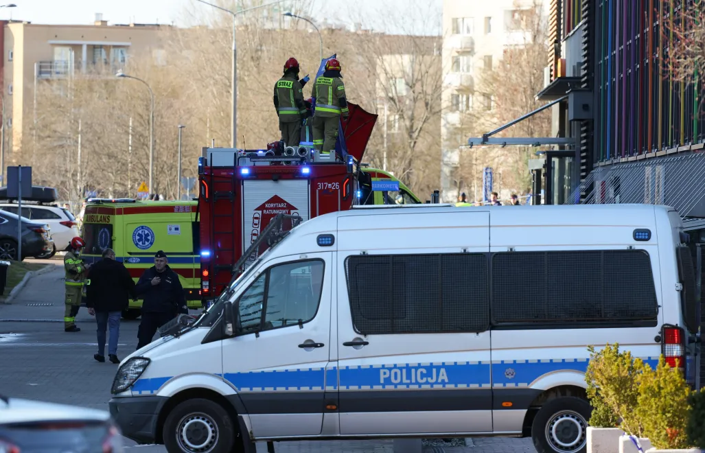 Służby pracują na miejscu pożaru na warszawskim Ursynowie. Fot. PAP/Paweł Supernak