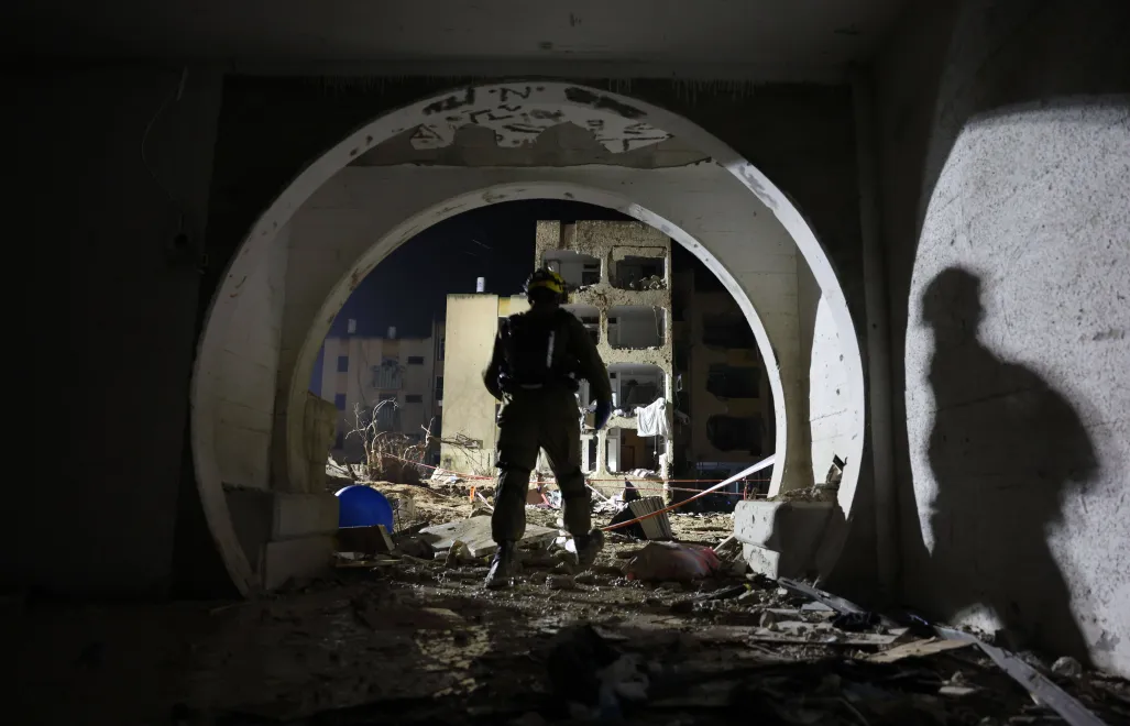 Irańskie pociski uderzyły w obiekty cywilne na południu Izraela. Fot. PAP/	EPA/ABIR SULTAN