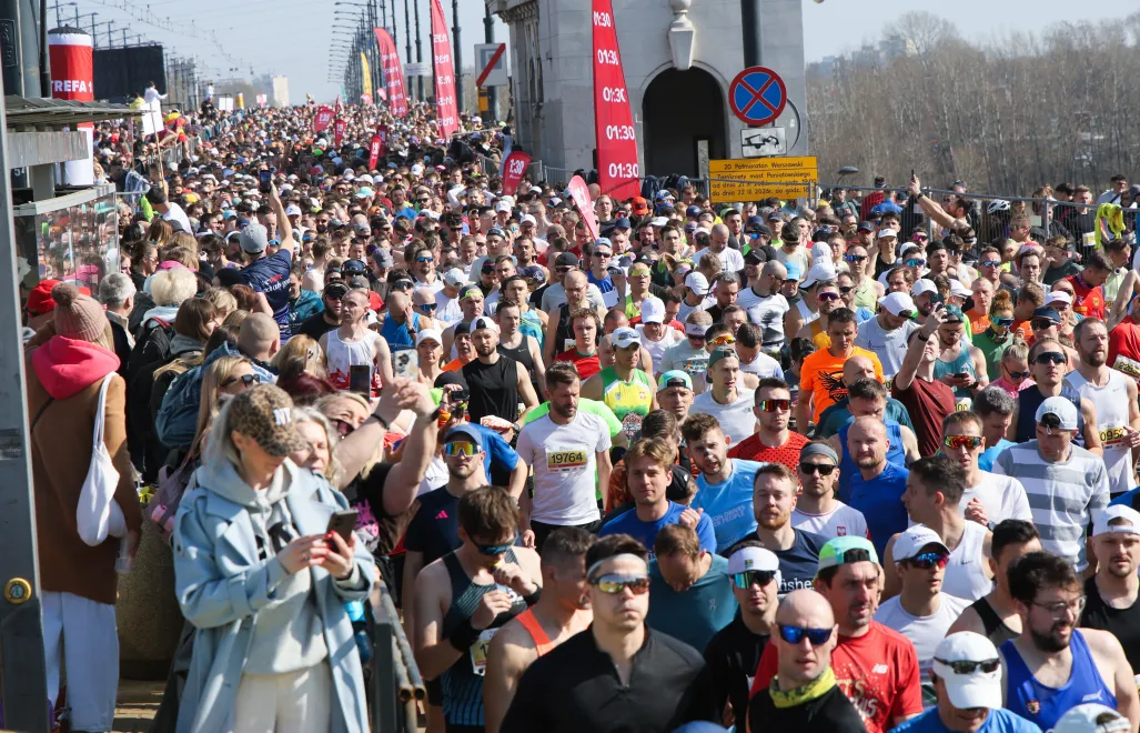 Zawodnicy na trasie 20. Półmaratonu Warszawskiego. Fot. PAP/	Rafał Guz