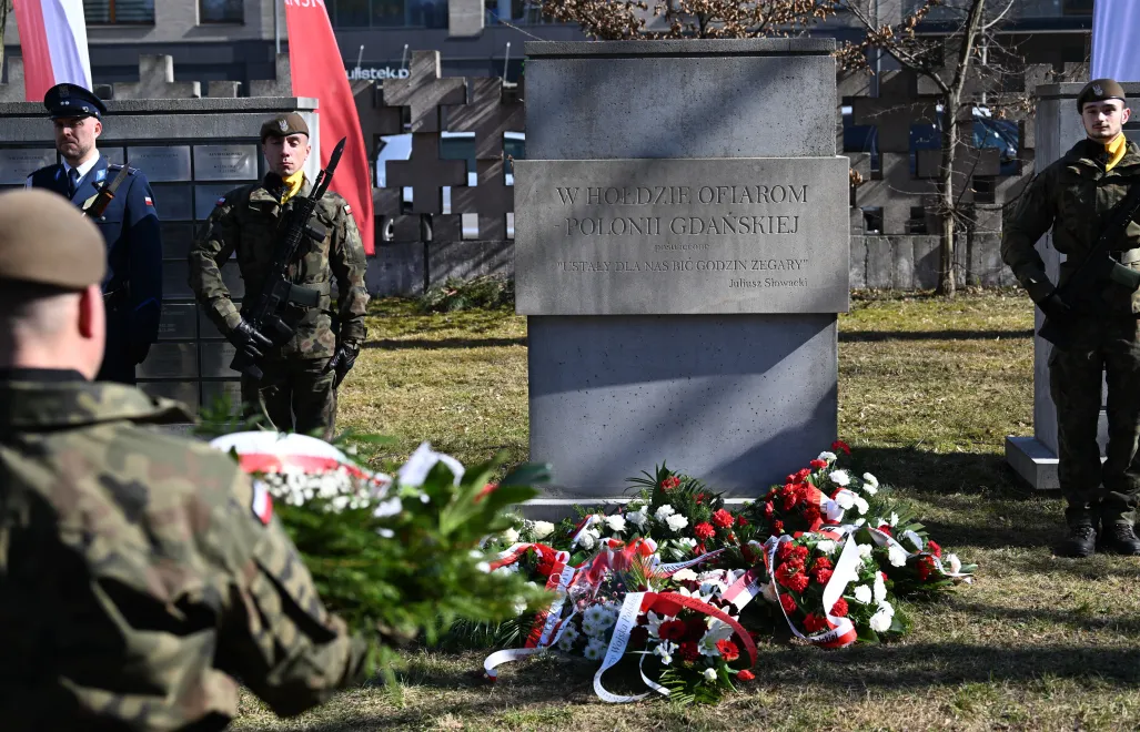 Uroczystość przy pomniku „W hołdzie ofiarom - Polonii Gdańskiej” na Cmentarzu Ofiar Hitleryzmu na gdańskiej Zaspie, związana z 86. rocznicą egzekucji 67 działaczy polskich z Wolnego Miasta Gdańska. Fot. PAP/Andrzej Jackowski