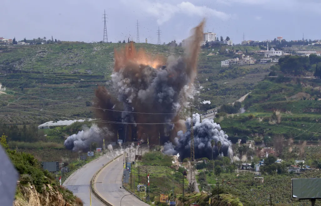 Izraelski ostrzał Libanu, w pobliżu miasta Tyr na południu kraju, fot. PAP/EPA/STRINGER