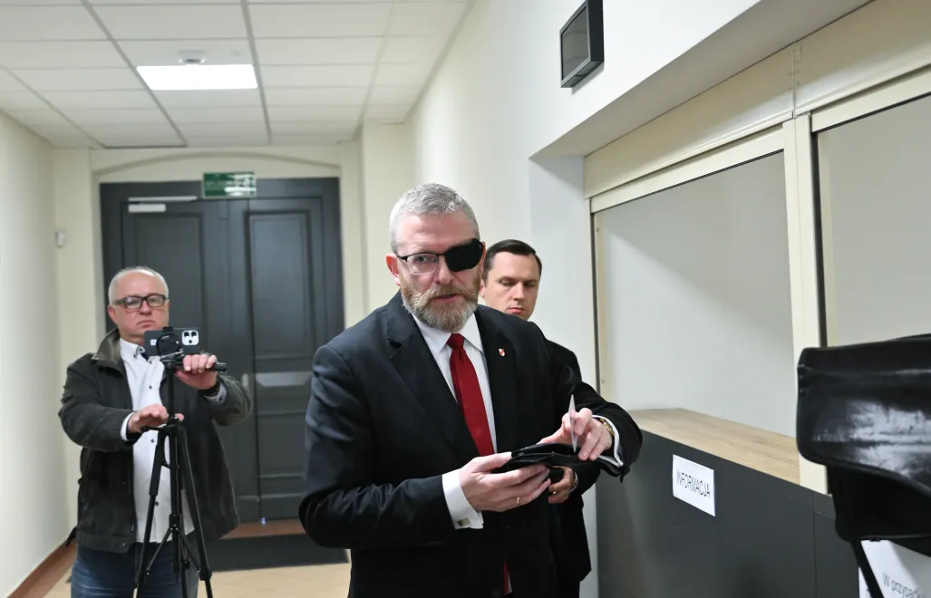  Europoseł Grzegorz Braun stawił się w Prokuraturze Okręgowej we Wrocławiu, fot. PAP/Maciej Kulczyński