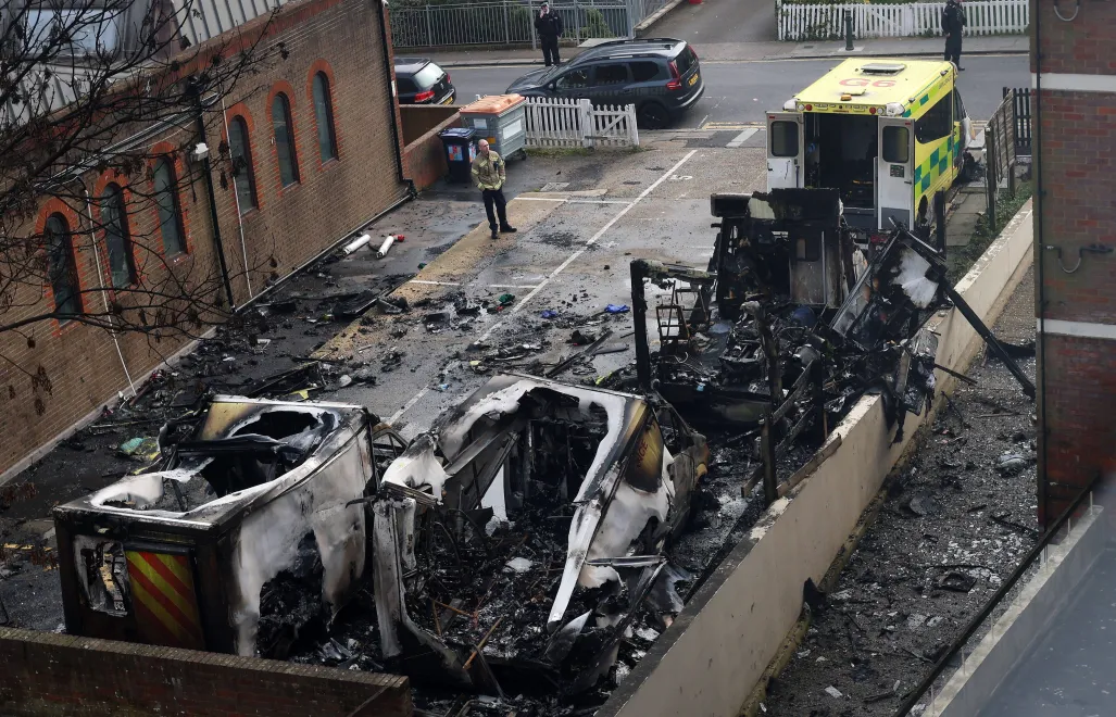 Spalone karetki pogotowia w Londynie, fot. PAP/EPA/ANDY RAIN