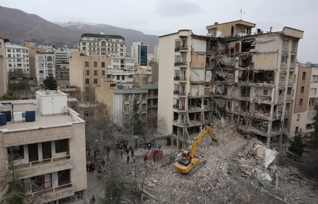 Zniszczenia w Teheranie. Fot. PAP/EPA/ABEDIN TAHERKENAREH