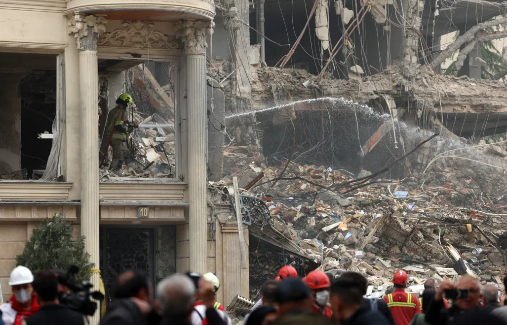 Zniszczenia po uderzeniach w Teheranie Fot. PAP/EPA/ABEDIN TAHERKENAREH