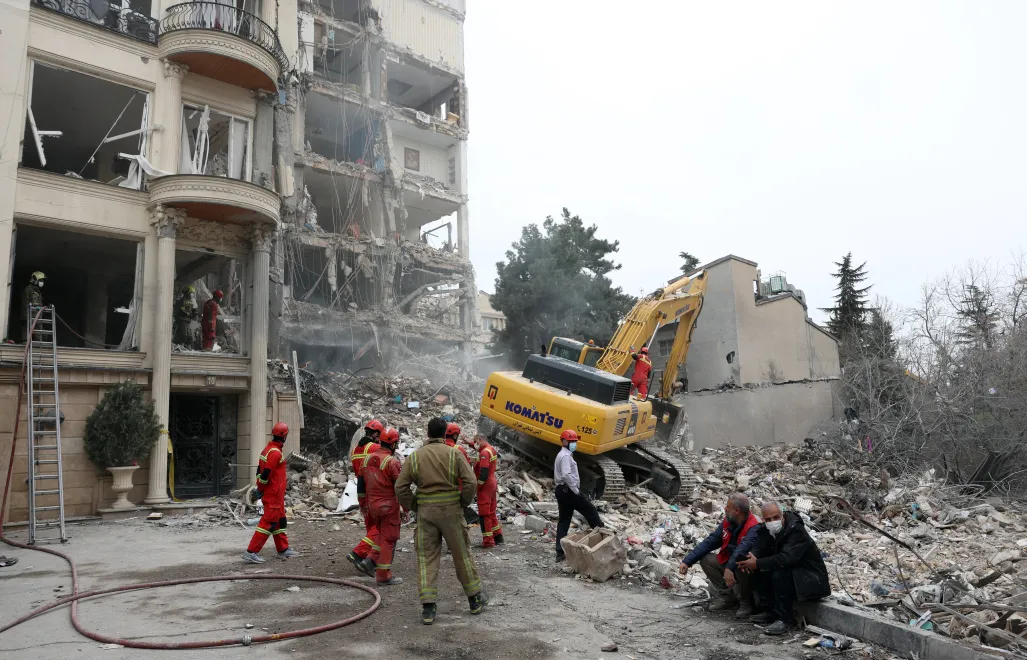 Пошуково-рятувальна операція після авіаудару в Тегерані. Fot. PAP/EPA/ABEDIN TAHERKENAREH