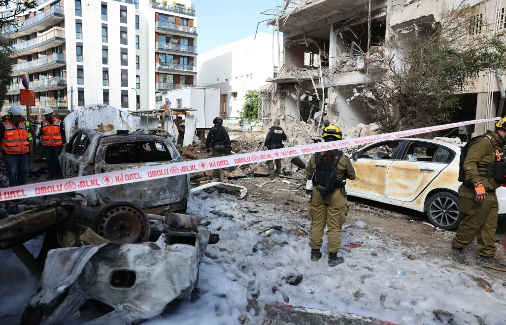 Zniszczenia w Tel Awiwie. Fot. PAP/EPA/ABIR SULTAN