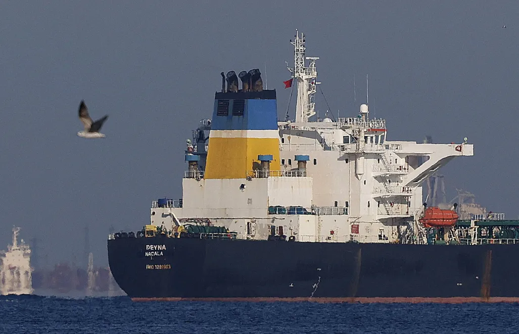 Танкер "теневого флота". Фотоиллюстрация. Fot. PAP/EPA/Guillaume Horcajuelo