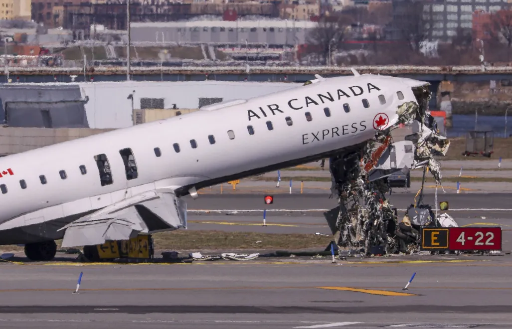 Zniszczony samolot Air Canada na lotnisku La Guardia, po zderzeniu z wozem straży pożarnej, fot. PAP/EPA/SARAH YENESEL