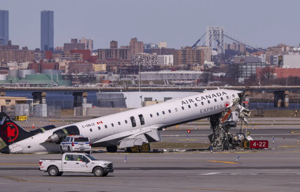Zniszczony samolot Air Canada na lotnisku La Guardia, fot. PAP/EPA/SARAH YENESEL