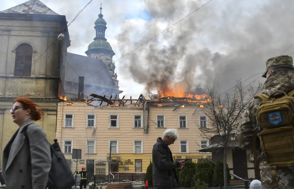 Zniszczenia po ataku rosyjskich dronów na Lwów, fot. PAP/EPA/MYKOLA TYS