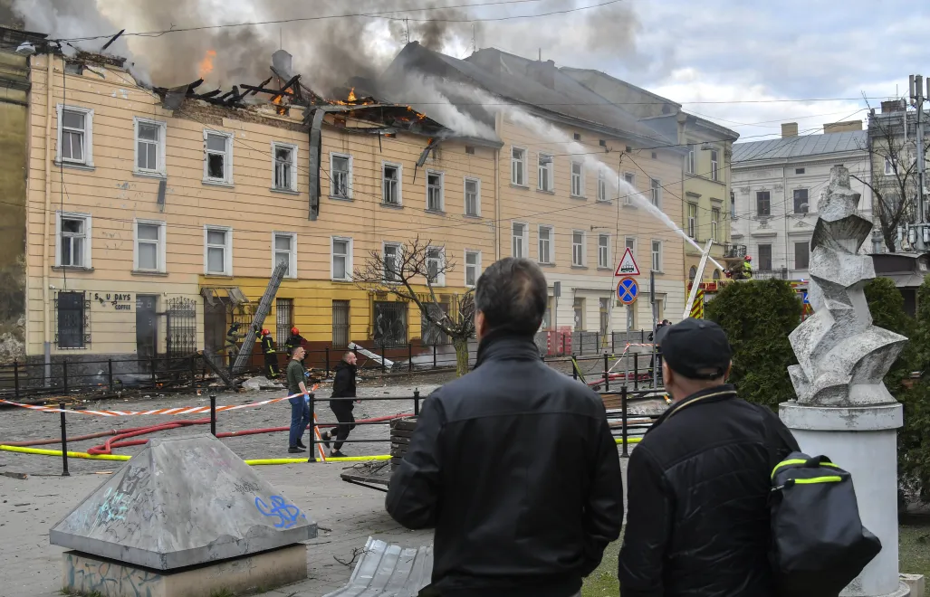 Российский удар по историческому центру Львова. Fot. PAP/EPA/MYKOLA TYS