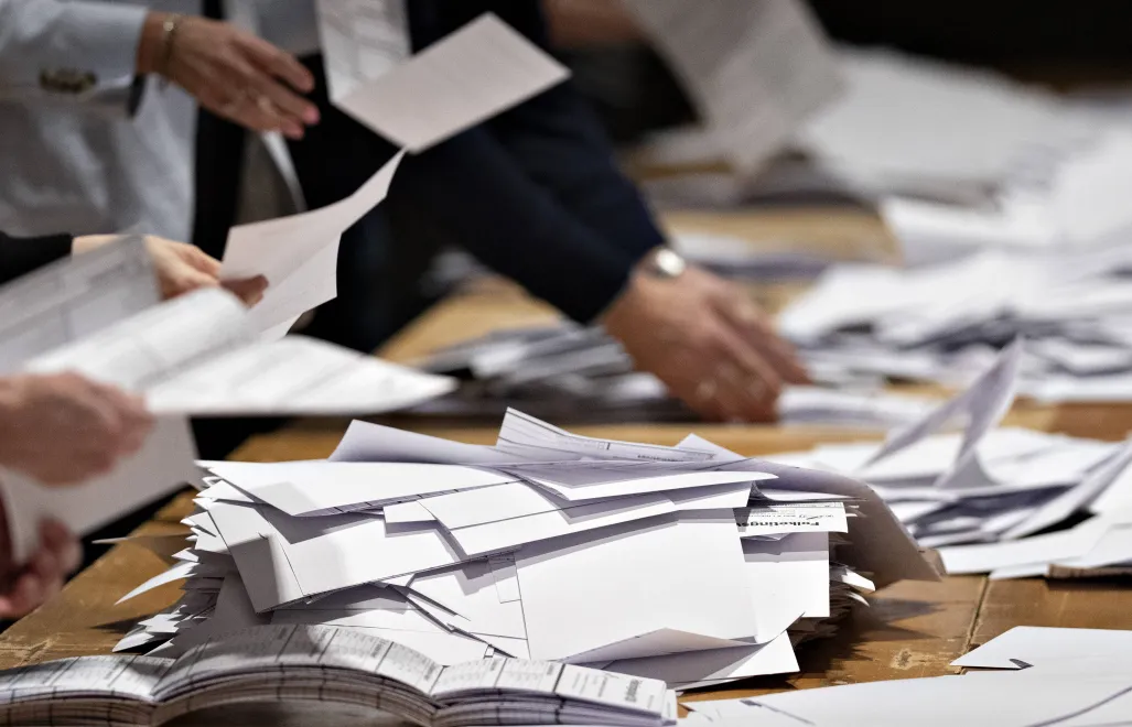Liczenie głosów po wyborach w Danii, fot. PAP/EPA/RITZAU SCANPIX/HENNING BAGGER